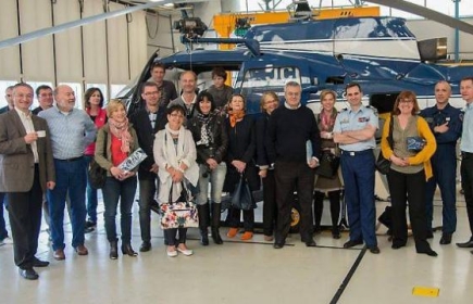 Les membres du Rotary club Rennes Sévigné Triskel lors de la visite de la base d'hélicoptères des gendarmes en 2013