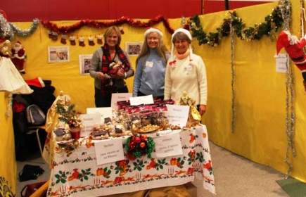 Christine VIEL, Sylviane BAKER, Sylvie RITZENTHALER animent le stand du marché de Noël